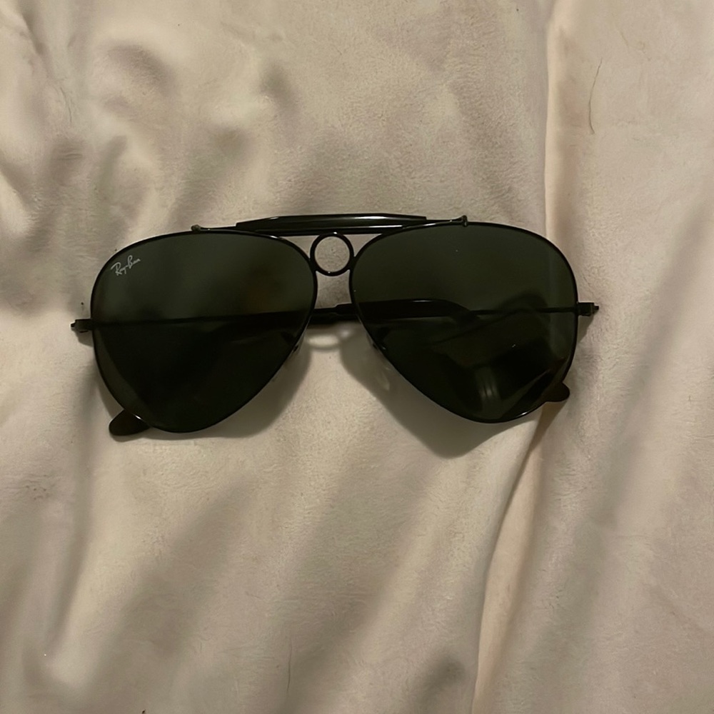 Black aviator raybans